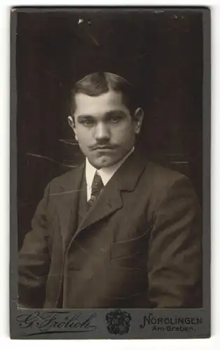 Fotografie G. Fröhlich, Nördlingen, Junger Mann im Anzug und Bart