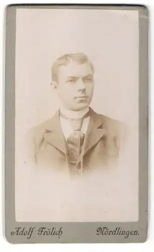 Fotografie Adolf Fröhlich, Nördlingen, Junger Mann im Anzug mit Krawatte
