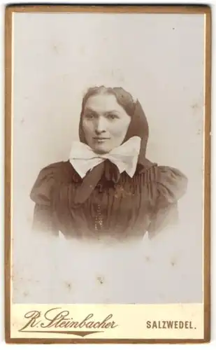 Fotografie R. Steinbach, Salzwedel, Portrait hübsche Dame mit Haube & Schleife als Halstuch