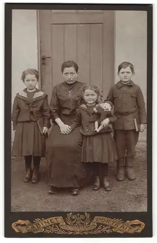 Fotografie Paul Weber, Ehrenfriedersdorf, Hausfrau mit Sohn & Töchtern, Tochter mit Puppe