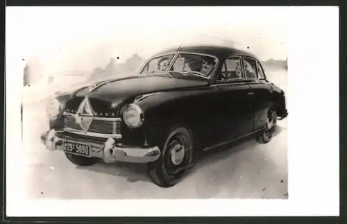 Fotografie Auto Borgward, Edelmann & Damen im PKW, Kfz-Kennzeichen AE29-5090