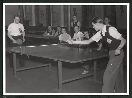 Fotografie Tischtennis, Burschen im Spiel, Szene beim Aufschlag