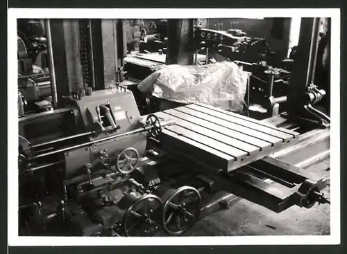 Fotografie Fräsmaschine zur Holz - und Metallbearbeitung
