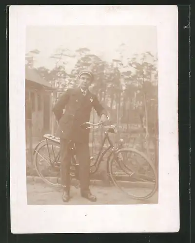 Fotografie Fahrrad, Bursche im Anzug mit Fahrrad, Velo