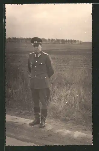 Fotografie Soldat der NVA in Uniform mit Abzeichen