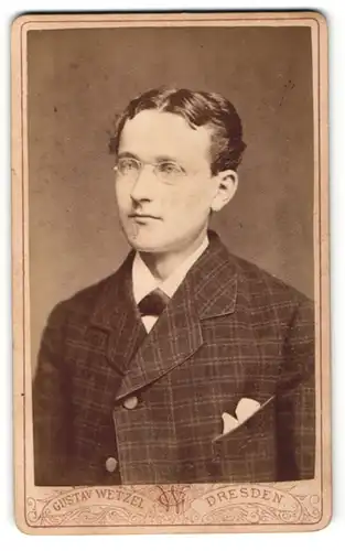 Fotografie Gustav Wetzel, Dresden, Junger Herr im Anzug mit Brille und Mittelscheitel