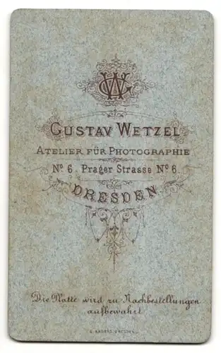 Fotografie Gustav Wetzel, Dresden, Junger Herr im Anzug mit Brille und Mittelscheitel