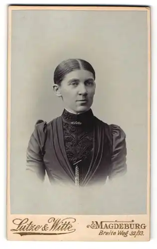 Fotografie Lutze & Witte, Magdeburg, Portrait Frau mit zusammengebundenem Haar