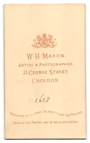 Fotografie W. H. Mason, London-Croydon, Portrait Kleinkind in Kleidchen