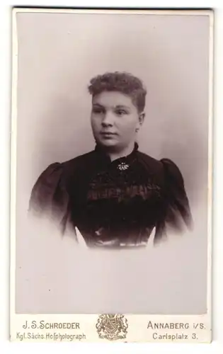 Fotografie J. S. Schroeder, Annaberg i/S, Portrait Fräulein mit zusammengebundenem Haar
