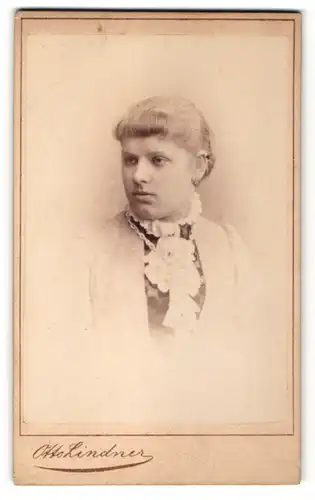 Fotografie Otto Lindner, Berlin, Portrait Fräulein mit zusammengebundenem Haar