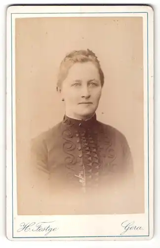Fotografie H. Festge, Gera, Portrait Frau mit zusammengebundenem Haar