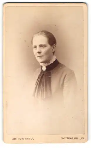 Fotografie Arthur King, London, Portrait Frau mit zusammengebundenem Haar