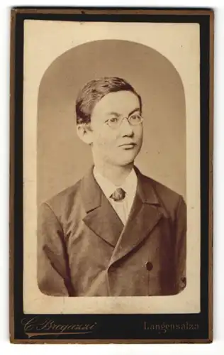 Fotografie C. Bregazzi, Langensalza, Portrait junger Mann mit Brille