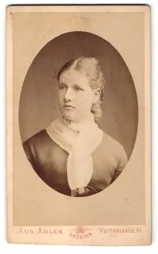 Fotografie Aug. Adler, Dresden, Portrait Fräulein mit zusammengebundenem Haar