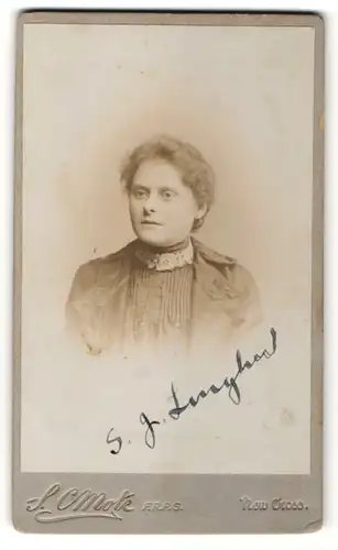 Fotografie S. C. Mote, London-SE, Portrait junge Frau mit zusammengebundenem Haar
