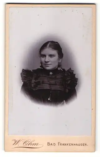 Fotografie W. Ohm, Bad Frankenhausen, Portrait Fräulein mit zusammengebundenem Haar