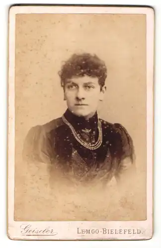 Fotografie Geiseler, Lemgo & Bielefeld, Portrait junge Frau mit zusammengebundenem Haar