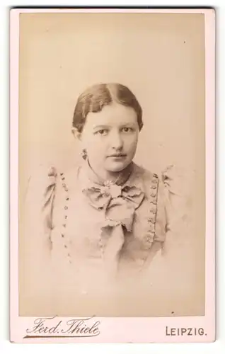 Fotografie Ferd. Thiele, Leipzig, Portrait junge Frau mit zusammengebundenem Haar