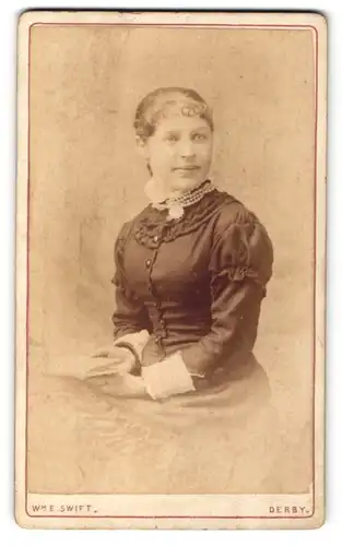 Fotografie W. Newton, Derby, Portrait einer lächelnden jungen Frau