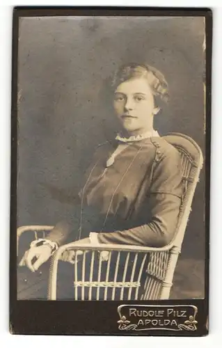 Fotografie Rudolf Pilz, Apolda, Portrait hübsche junge Frau im edlen Kleid mit Brosche