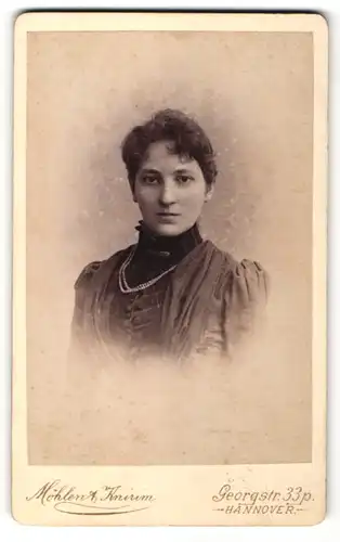 Fotografie Möhlen & Knirim, Hannover, Portrait junge Frau mit Perlenkette