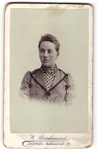 Fotografie H. Brinkmann, Demmin, Portrait junge Frau in edler Bluse