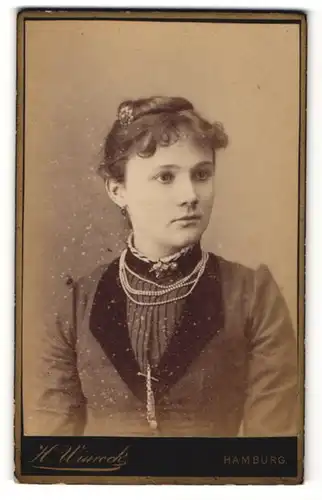 Fotografie H. Wittrock, Hamburg, Portrait hübsche junge Frau mit Perlenkette und Haarschmuck