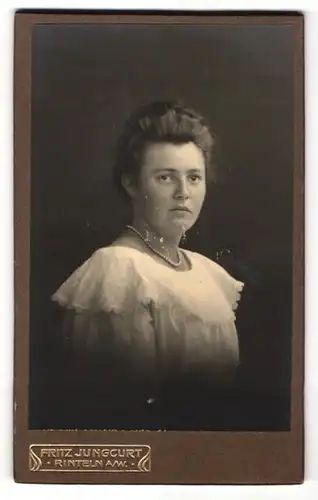 Fotografie Fritz Jungcurt, Rinteln a. W., Portrait Dame in modischer Bluse mit Perlenkette