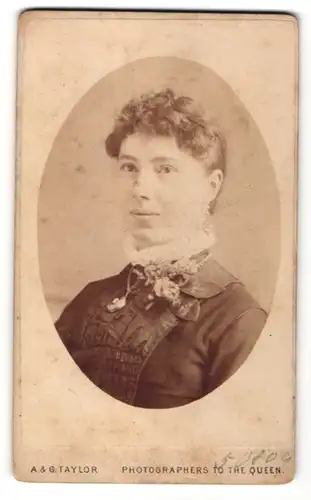 Fotografie A. & G. Taylor, London, Portrait Frau mit zusammengebundenem Haar