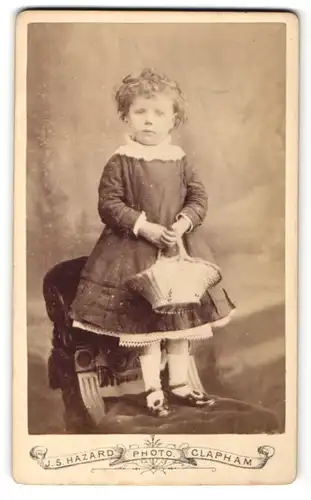 Fotografie J. S. Hazard, Clapham, Portrait Mädchen in festlicher Kleidung