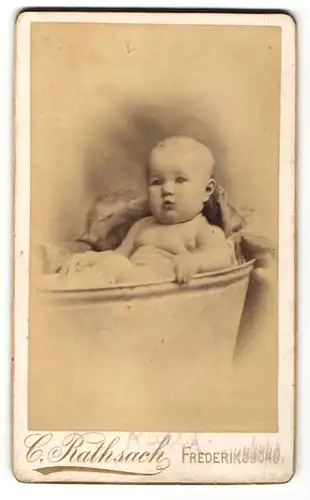 Fotografie C. Rathsach, Frederiksborg, Portrait Säugling in Zinkwanne