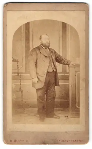 Fotografie J. H. Curtis, London, Portrait Herr in Anzug