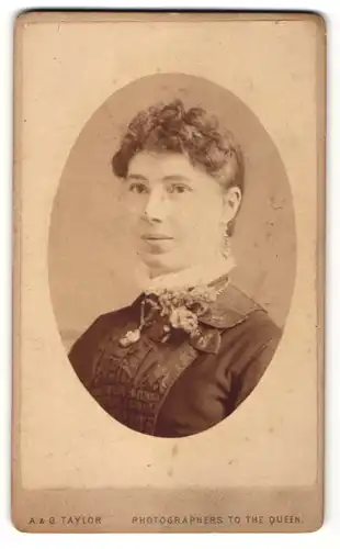 Fotografie A. & G. Taylor, London, Portrait Dame mit zeitgenöss. Frisur