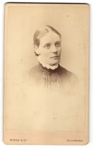 Fotografie Byrne & Co., Richmond, Portrait junge Frau mit zusammengebundenem Haar