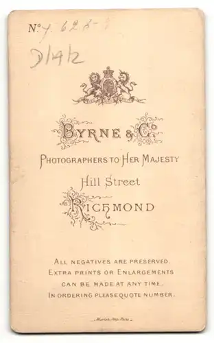 Fotografie Byrne & Co., Richmond, Portrait junge Frau mit zusammengebundenem Haar