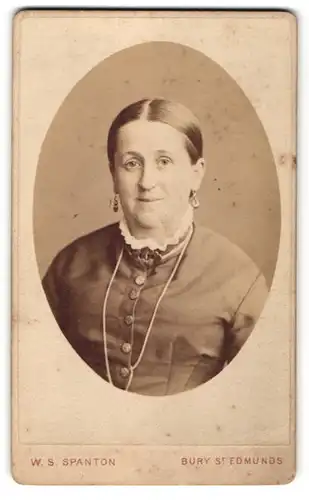 Fotografie W. S. Spanton, Bury St. Edmunds, Portrait Frau mit zusammengebundenem Haar