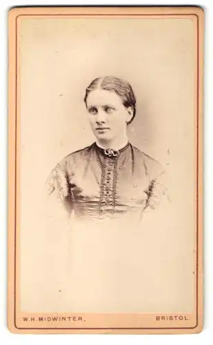 Fotografie W. H. Midwinter, Bristol, Portrait junge Frau mit zusammengebundenem Haar
