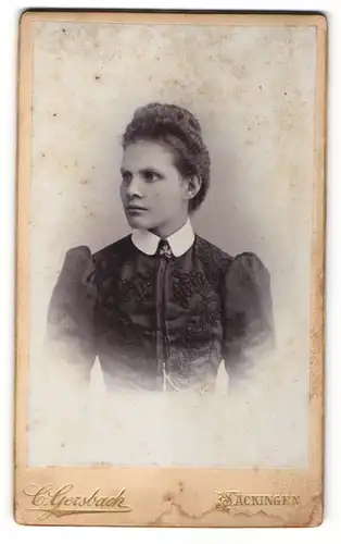 Fotografie C. Gersbach, Säckingen, Junge Frau im Kleid im Halbprofil