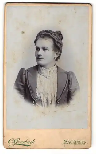 Fotografie C. Gersbach, Säckingen, Junge Frau mit Hochsteckfrisur im Halbprofil