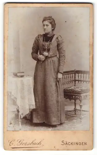 Fotografie C. Gersbach, Säckingen, Dame im Kleid mit Blumenstrauss stehend