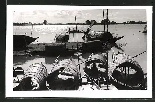 AK Bangladesch, Boote am Ufer