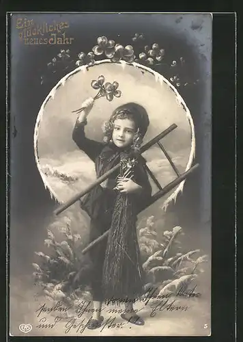 AK kleines Mädchen als Schornsteinfegerin mit vierblättrigem Kleeblatt, Neujahrsgruss
