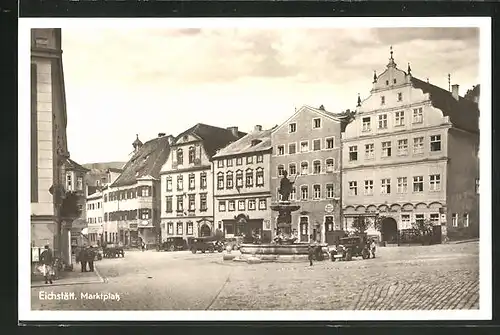 Foto-AK Eichstätt, Strassenpartie vom Marktplatz mit Fahrzeugen und Passanten und Hotel Traube