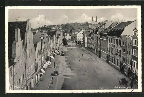 AK Vilsbiburg, Strassenpartie am Hindenburgplatz mit Wohnhäusern und Passanten