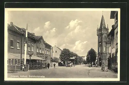 AK Güsten / Anhalt, Bahnhofstrasse mit Shell-Tankstelle und Hotel Deutsches Haus