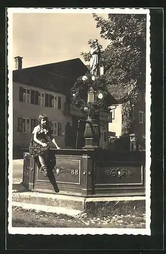 AK Peiting / bayer. Hochland, Mädchen sitzt am Marienbrunnen