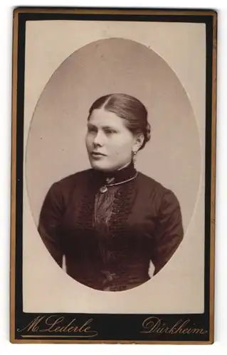 Fotografie M. Lederle, Dürkheim, Portrait junge Frau mit Haarknoten