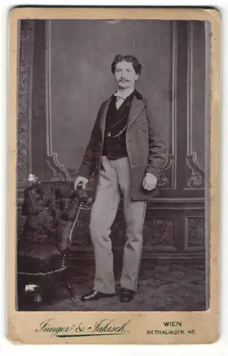 Fotografie Jünger & Jakisch, Wien, Portrait junger Mann in zeitgenöss. Kleidung