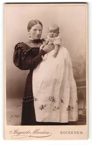 Fotografie August Marten, Bockenem, Portrait junge Frau mit Säugling